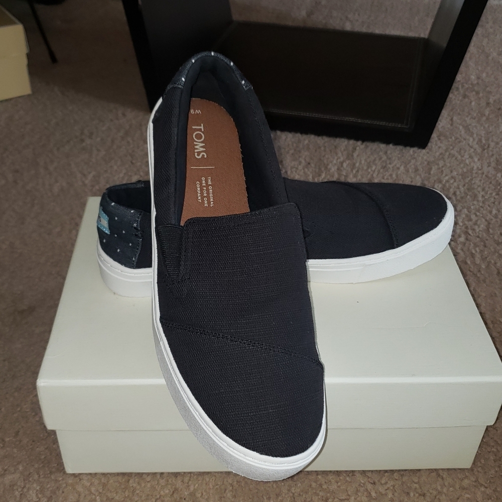Toms slip on sneaker brand new!